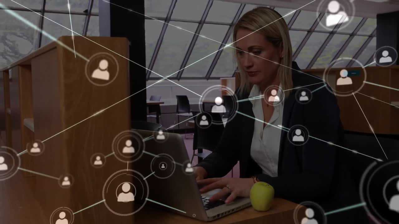 Animazione di una rete di connessioni su donne caucasiche che usano il laptop