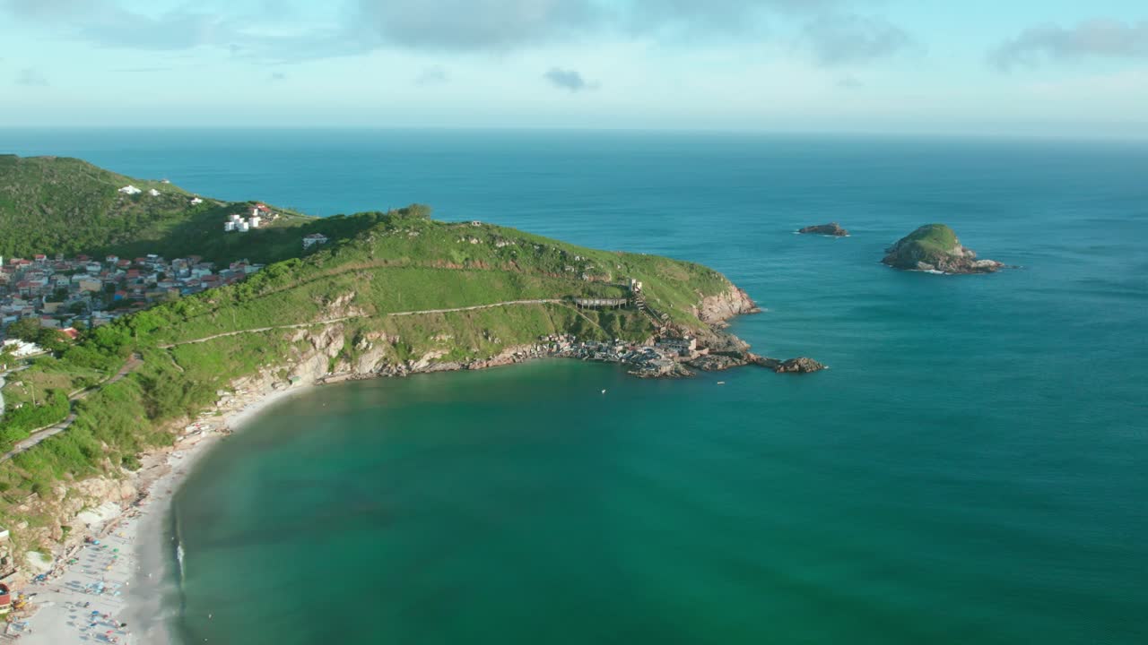 항공 드론 관광 ilhas dos franceses 자연 공원 arraial do cabo 브라질, 리오데자네이루 열대 섬 풍경, 투르코이즈 바다 및 스카이라인