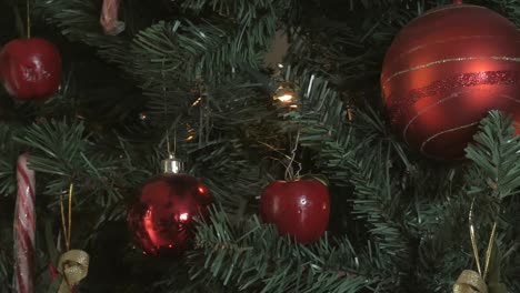 primer plano panorámico bola decoración e iluminación del árbol de navidad