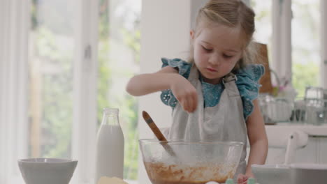 niña feliz horneando en la cocina mezclando ingredientes para masa de galletas casera divirtiéndose preparando deliciosas golosinas para el desayuno en casa 4k metraje
