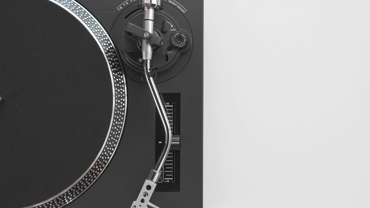 dj의 소녀의 손으로 측면 뷰를 슬라이드, 흑색 비닐 판을 회전 디스크의 회전 테이블과 바늘 스타일러스, 색 배경에 넣어.