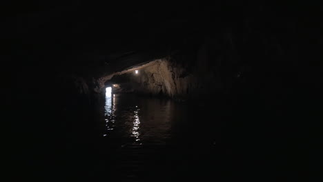 el agua viaja a través de la cueva en la bahía de ha long, vietnam.