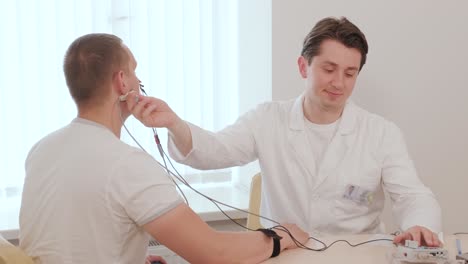pruebas de nervios del paciente utilizando electromiografía en el centro médico