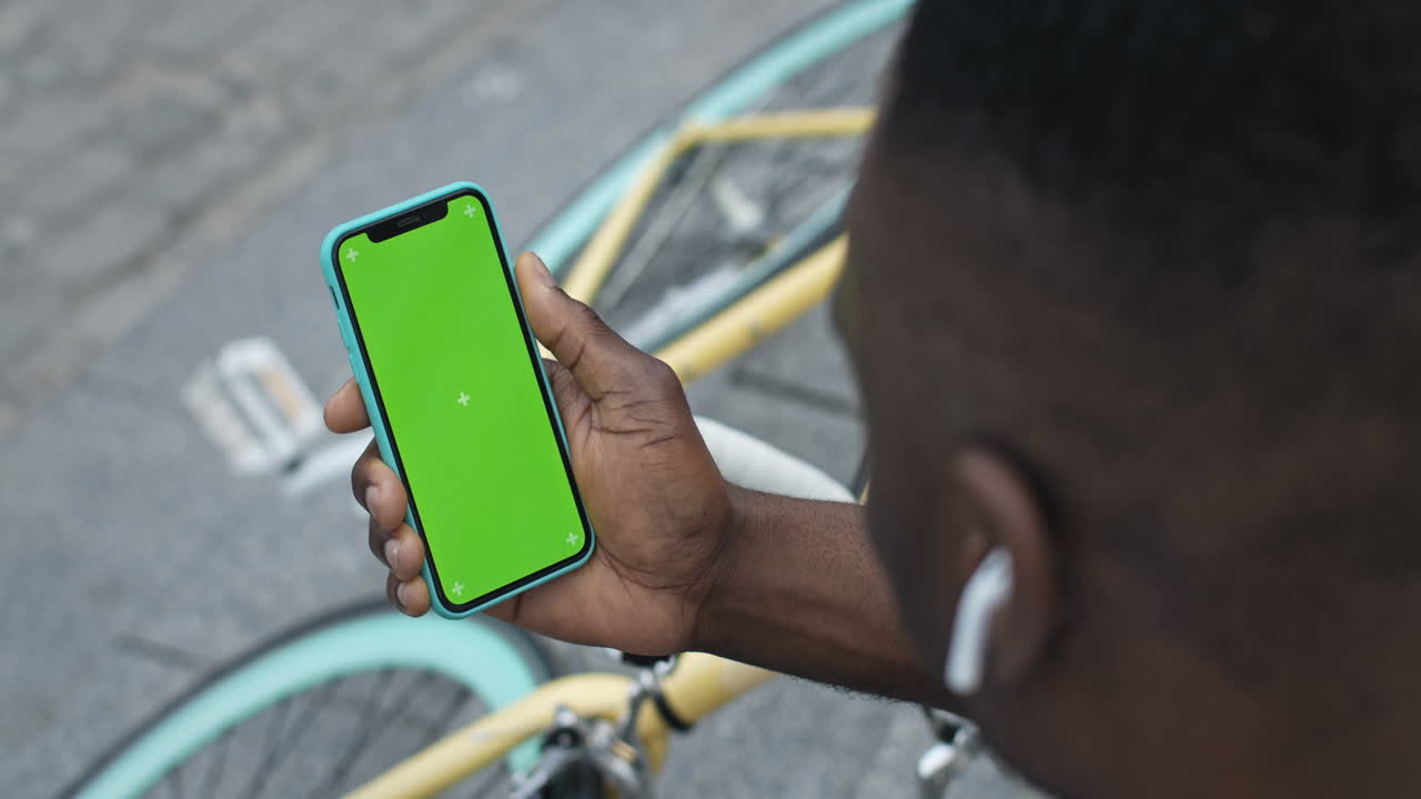 Hombre con teléfono en la mano