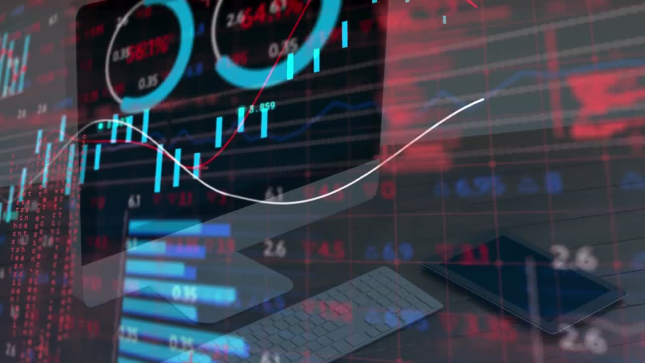 animazione dell'elaborazione dei dati sul computer sulla scrivania in ufficio