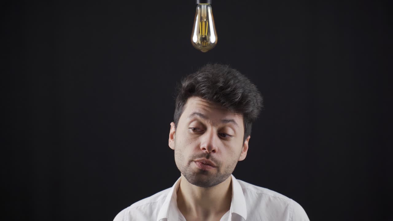 pensar y encontrar ideas creativas.