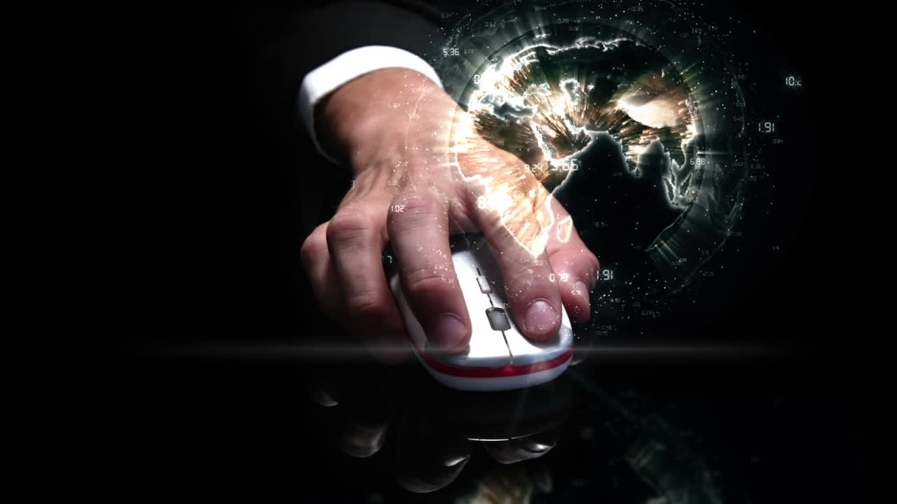 mano en el ratón de la computadora con la tierra