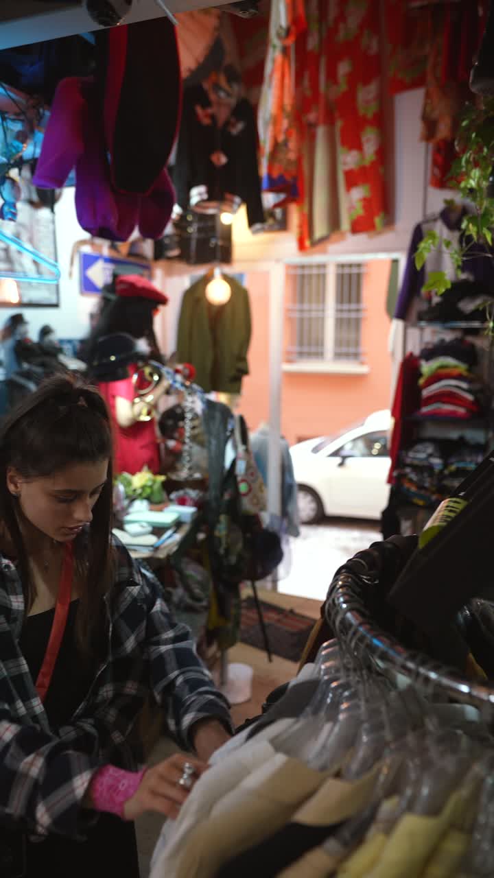 mujer comprando en una tienda de ropa de época