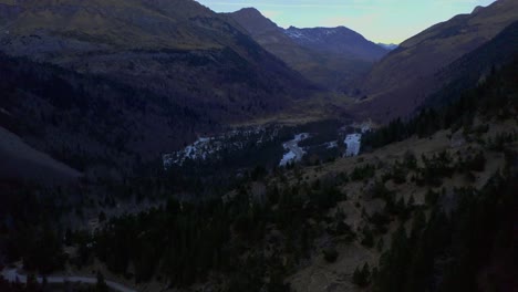 Disparo-De-Un-Dron-Que-Va-Hacia-Arriba-Revelando-Un-Valle-Vacío-De-Montañas-Durante-La-Noche