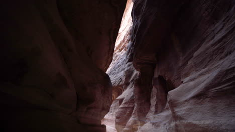 Spaziergang-Durch-Die-Al-Siq-Schlucht-In-Der-Antiken-Stadt-Petra-Zum-Haupteingang-Von-Al-Khazneh-Oder-Zur-Fassade-Der-Schatzkammer