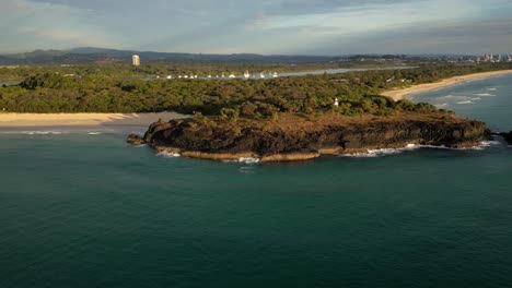 Antena-De-Derecha-A-Izquierda-Sobre-Fingal-Head,-Norte-De-Nueva-Gales-Del-Sur,-Australia