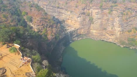 Las-Cascadas-Rajdari-Y-Devdari-Están-Ubicadas-Dentro-Del-Exuberante-Y-Verde-Santuario-De-Vida-Silvestre-De-Chandraprabha,-Vista-Desde-Un-Dron