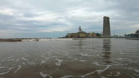 Antiguo-Templo-Temprano-En-La-Mañana-Lapso-De-Tiempo-Con-Olas-Del-Mar