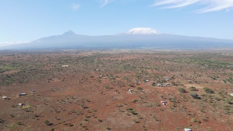 sabana africana y tierras de cultivo a los pies del monte kilimanjaro, kenia, vista aérea