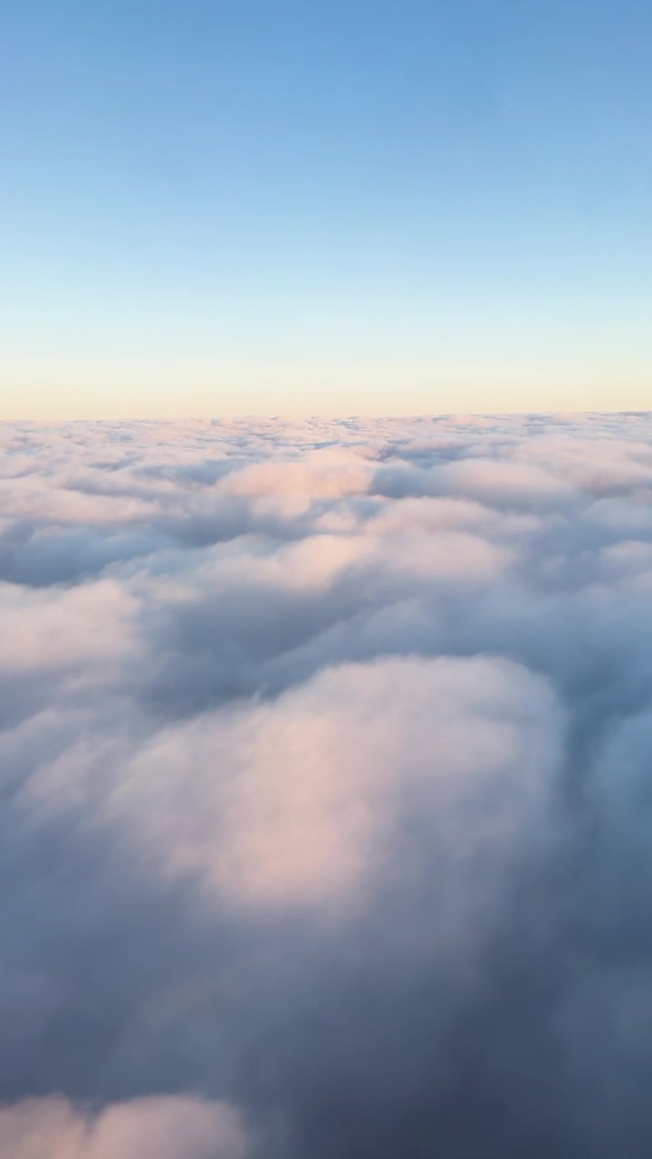 En fredfyldt luftrejse gennem skyer over Auckland, der viser blød belysning og vidtstrakte himmeludsigter.