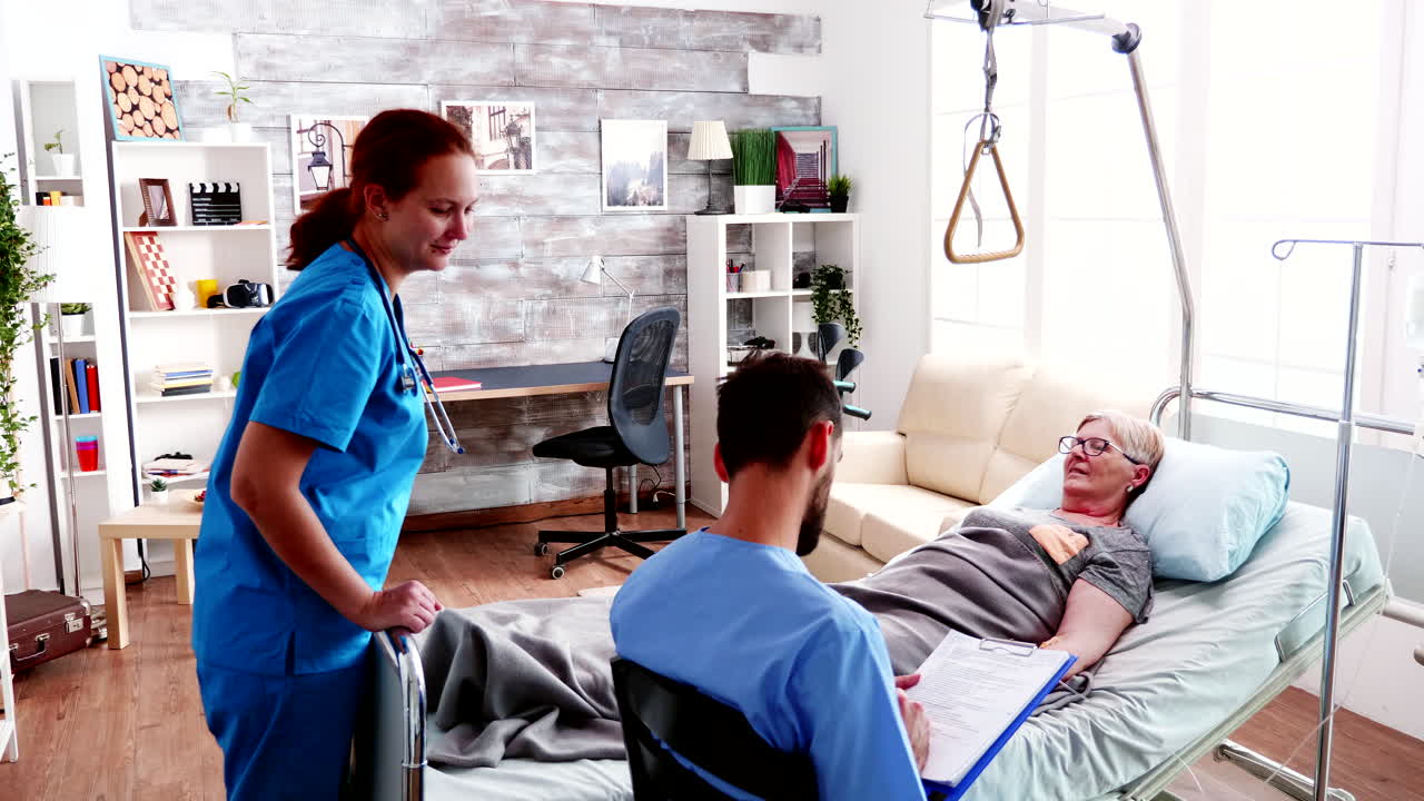 un equipo de jóvenes médicos hablando con una anciana.