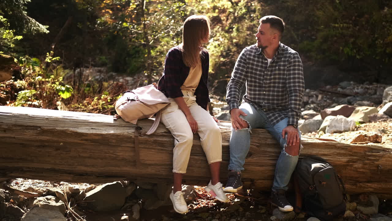 가을 숲 에서 산책 하는 부부