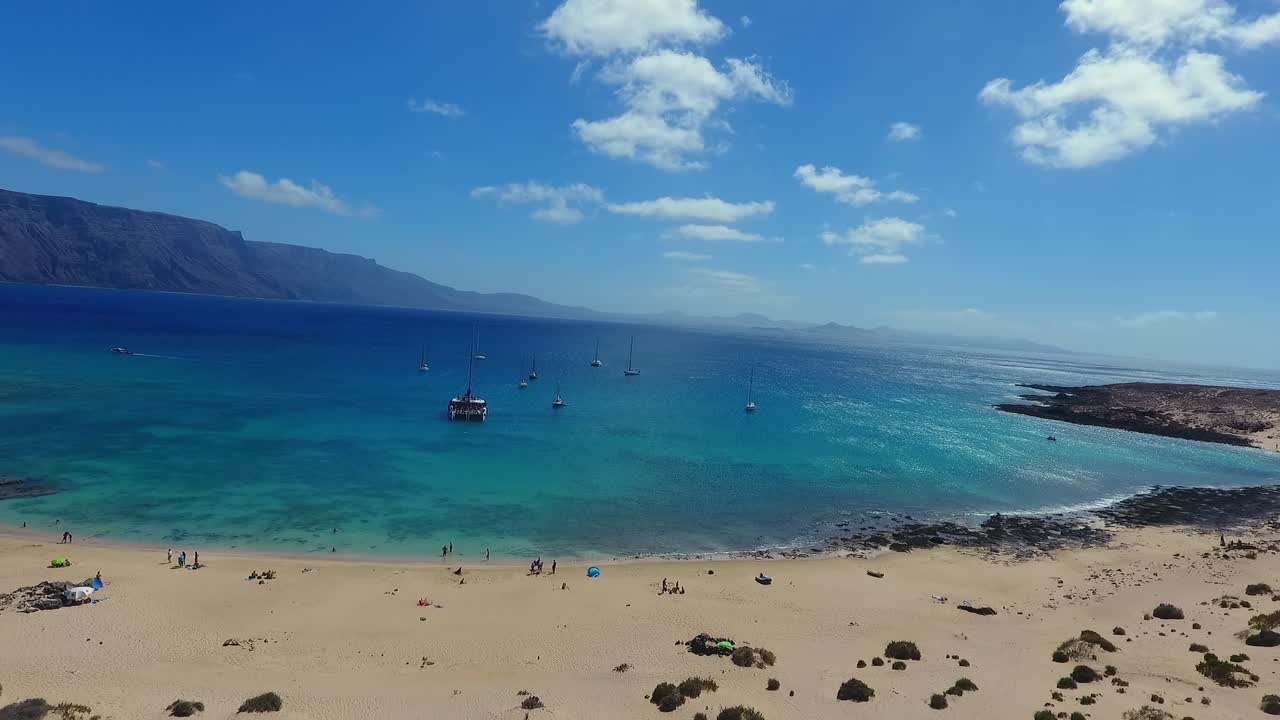 Veduta aerea panoramica dell'acqua turchese e della spiaggia sabbiosa sull'isola de La Graciosa, Isole Canarie.