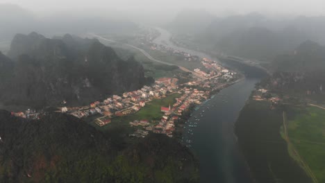 Phong-Nha-Ke-Bang-Toma-Panorámica-De-La-Ciudad-De-Vietnam,-Aérea