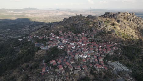 amplia toma aérea del pueblo histórico de monsanto en la cima de una colina rocosa