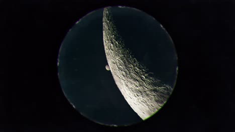 mercurio siendo oculto por la luna como se ve a través de un ocular de telescopio