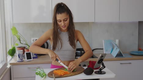mujer cortando verduras en una cocina moderna