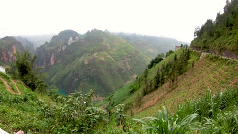 vista en primera persona al lado de una montaña a lo largo del paso ma pi leng en las montañas nubladas del norte de vietnam
