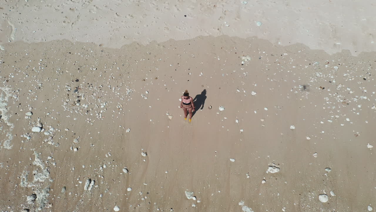 아름 다운 젊은 백인 여자 모델 발리 인도네시아에서 열 대 숨겨진 해변에서 촬영