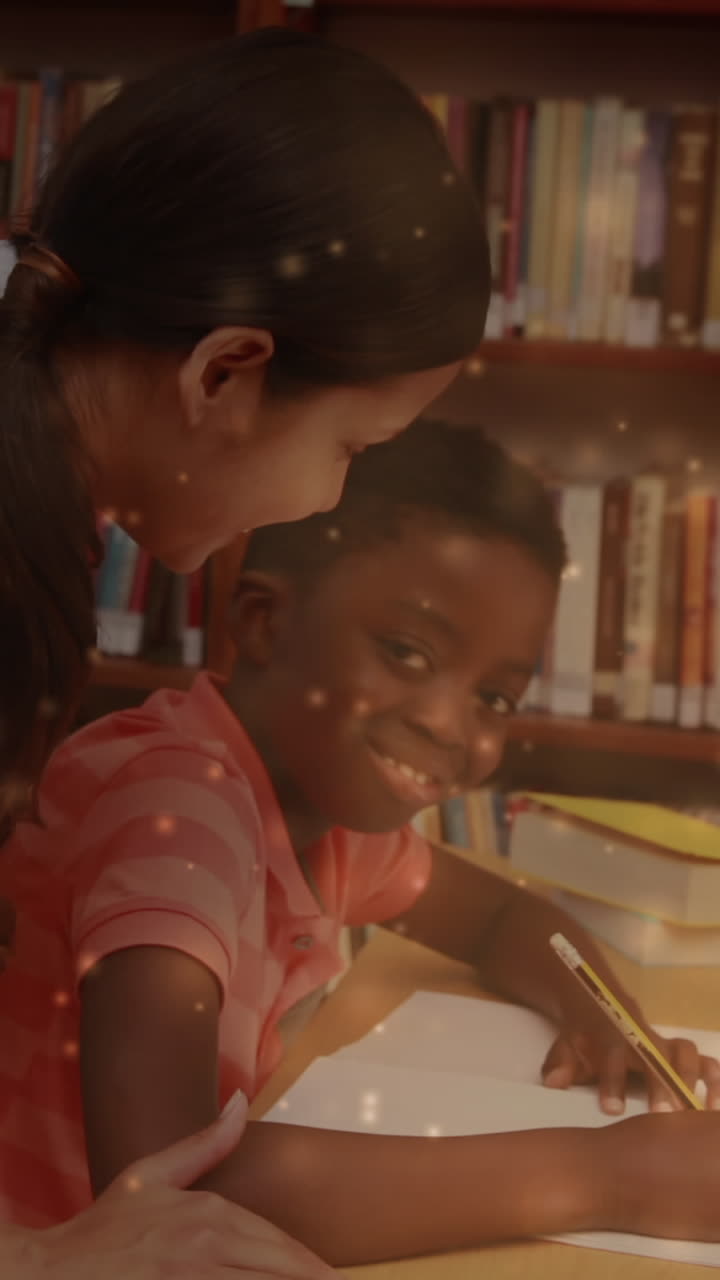 animación de puntos de luz sobre una maestra caucásica ayudando a un escolar afroamericano