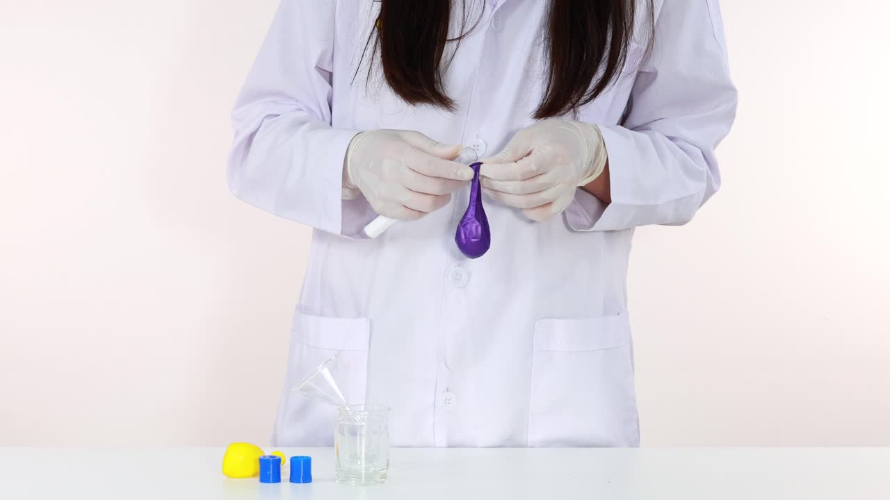 demostrando la reacción química de inflar un globo