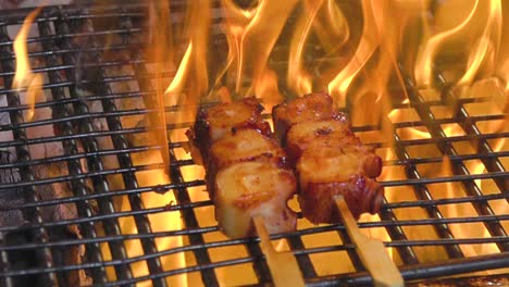 Delicioso-Filete-De-Pulpo-En-Brochetas-Asado-A-Fuego-Caliente