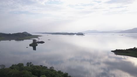 Blick-Auf-Loch-Linnhe-Mit-Castle-Stalker-Im-Vordergrund