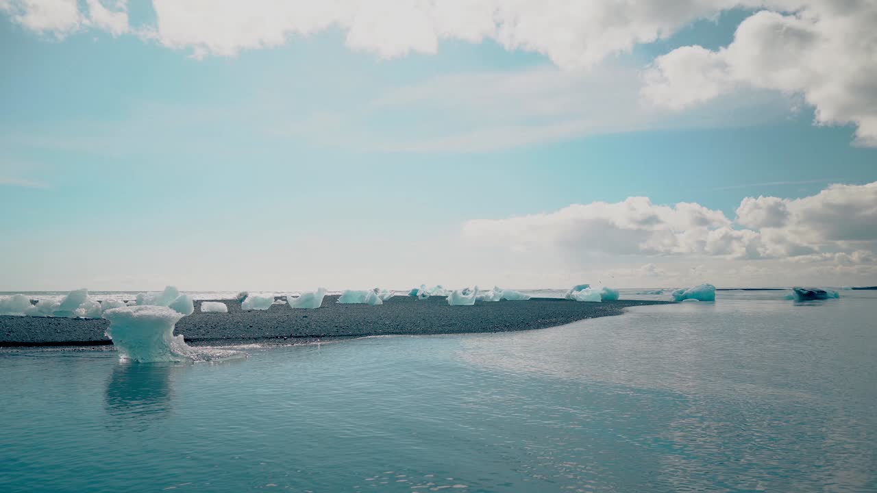 얼어붙은 검은 모래 해변을 지나 추적