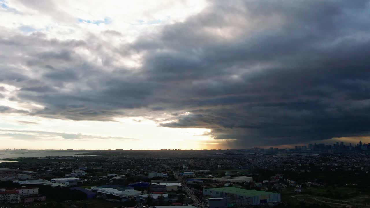 필리핀 타이타이 리잘 시의 일몰 시간에 적운 구름의 멋진 전망