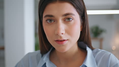 una chica atractiva levantando los ojos de cerca. una hermosa mujer de negocios contestando la llamada.