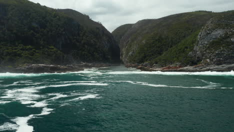 Stormsriver-Zwischen-Der-Bergkette-Des-Tsitsikamma-Nationalparks-In-Südafrika