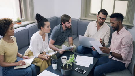 un grupo de jóvenes empresarios que tienen una reunión