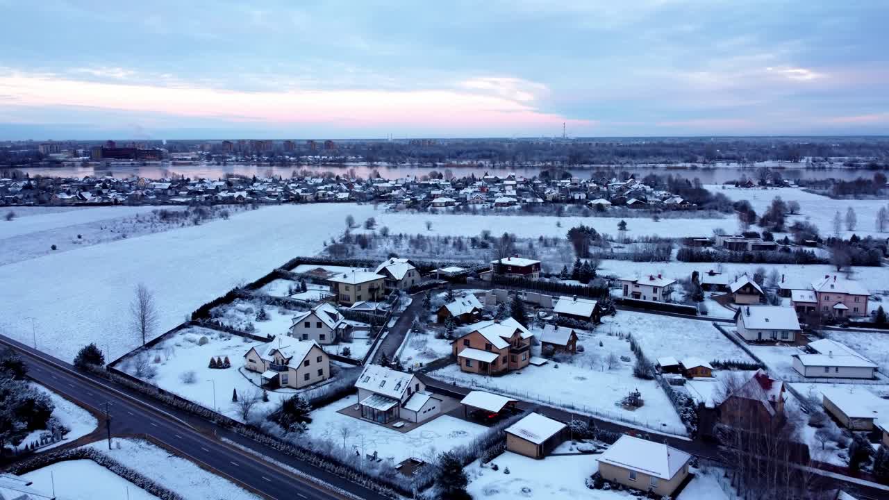눈 인 교외의 공중 풍경