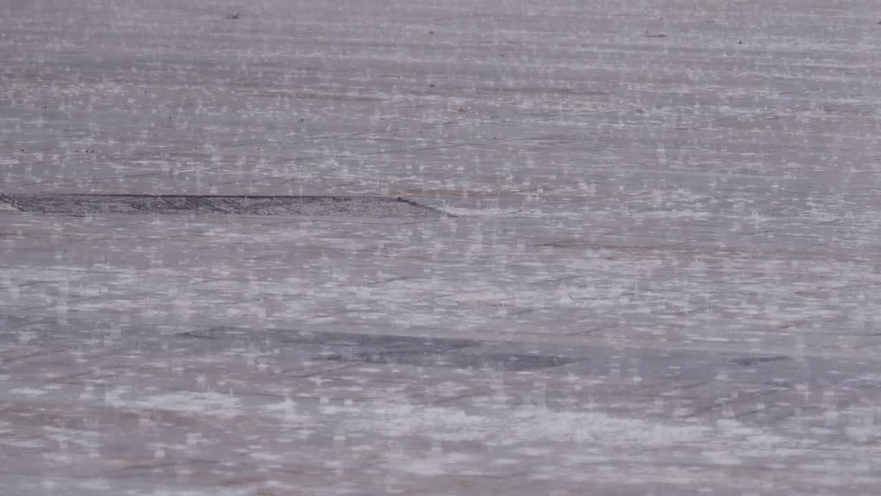 도시 거리에서 비가 내리고