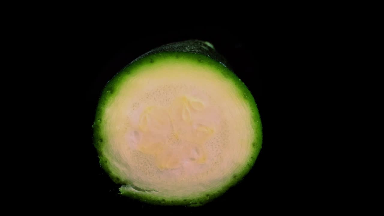 스 모션 애니메이션에서 마법처럼 개지는 큰 초록색 쿠르 - 건강한 식습관 개념에 대한 현대적이고 재미있는 배경