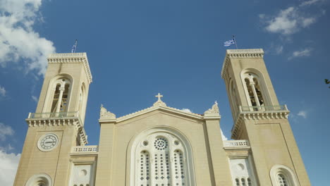 Majestuosa-Fachada-De-La-Catedral-Con-Campanarios-Bajo-Un-Cielo-Despejado