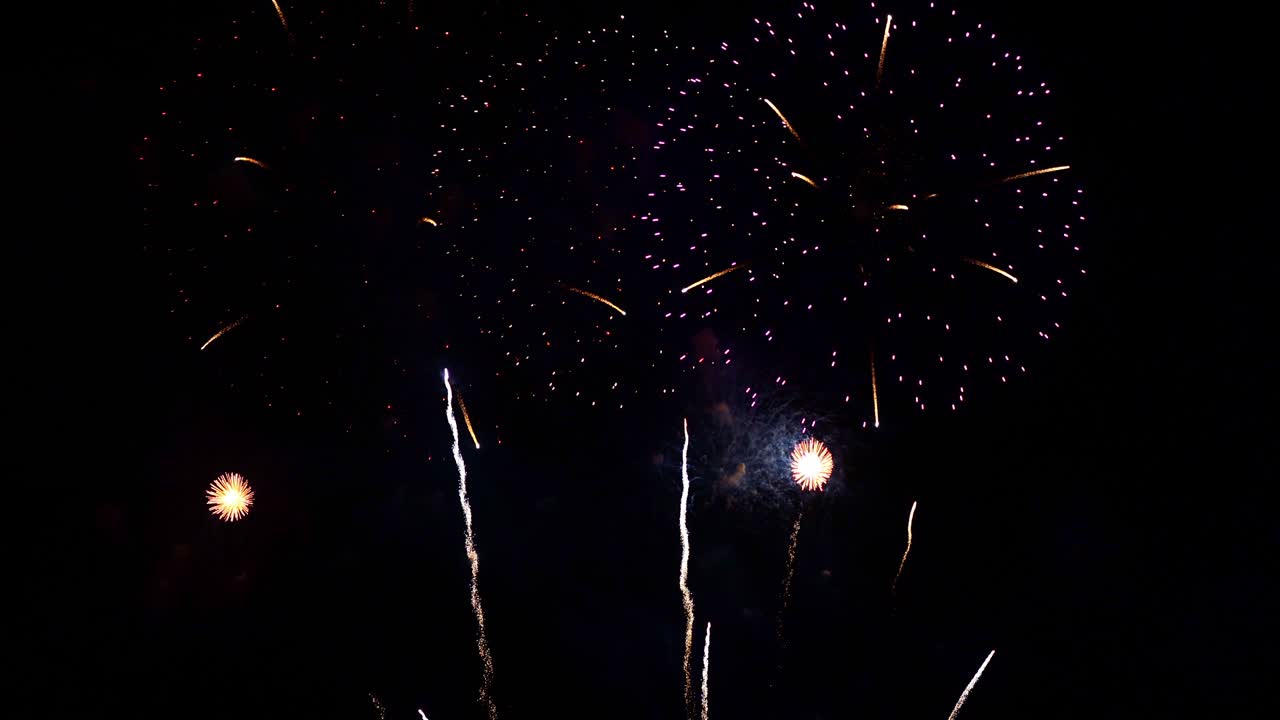 hermosa exhibición de trabajo de fuego colorido por la noche para la celebración en el festival
