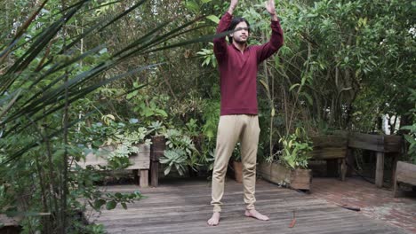 hombre caucásico enfocado practicando meditación de yoga en la terraza en la naturaleza, espacio de copia, cámara lenta