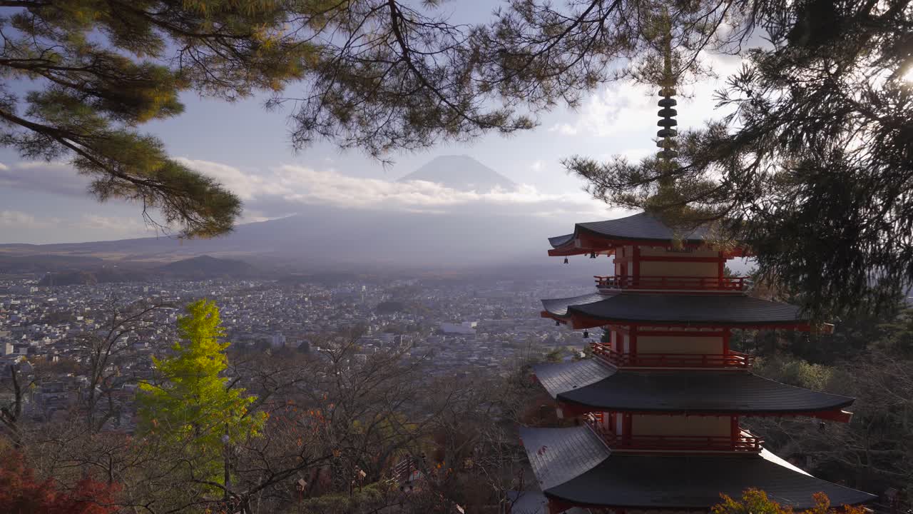 Statisk optagelse af Mount Fuji og Chureito Pagode på en rolig og solrig dag
