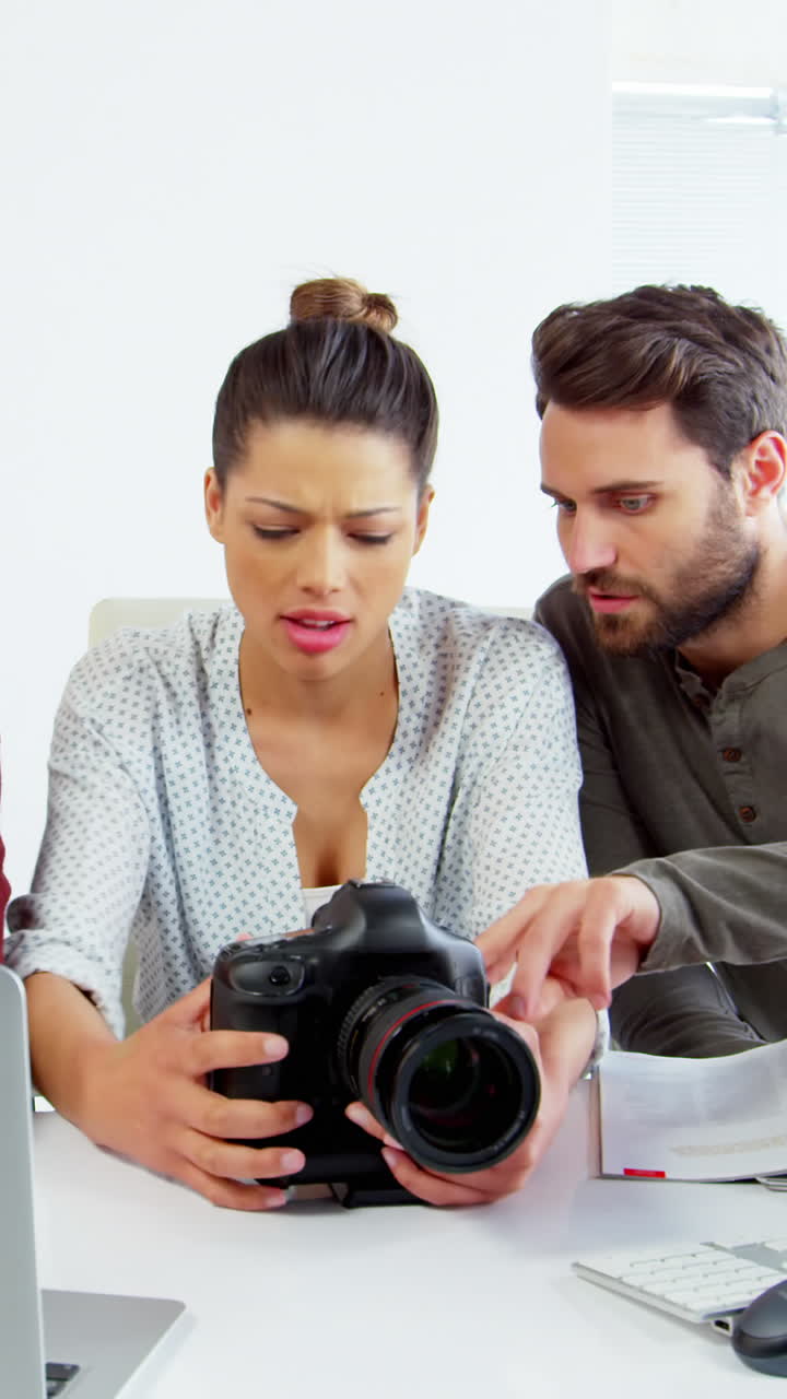Fotógrafo discutiendo sobre fotos