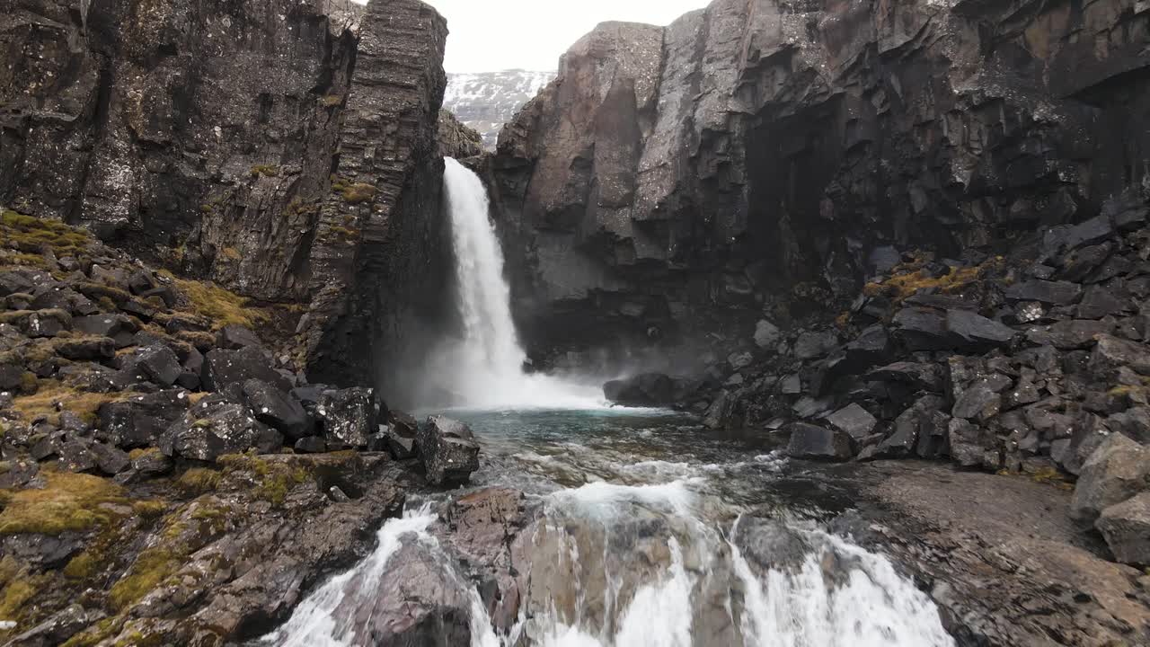 cascada de folaldafoss en el este de islandia