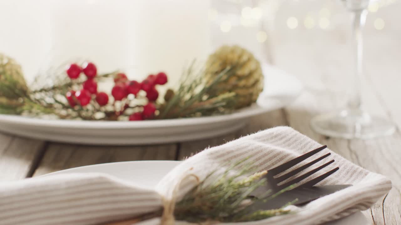 video de la configuración del lugar de navidad con cubiertos sobre un fondo gris