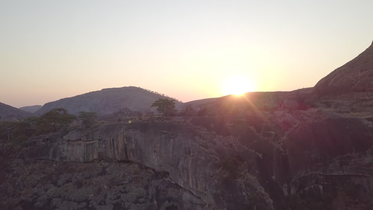 Nascer do sol sobre montanhas na África.