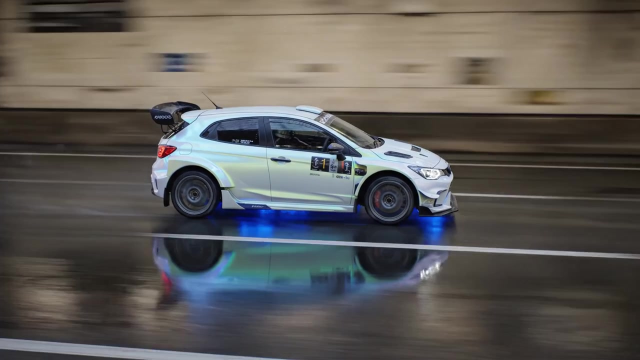 Dynamisk racerbil i bevægelse med en fantastisk æstetik og reflekterende overflade, der viser hastighed og moderne design på et urbant vejmiljø