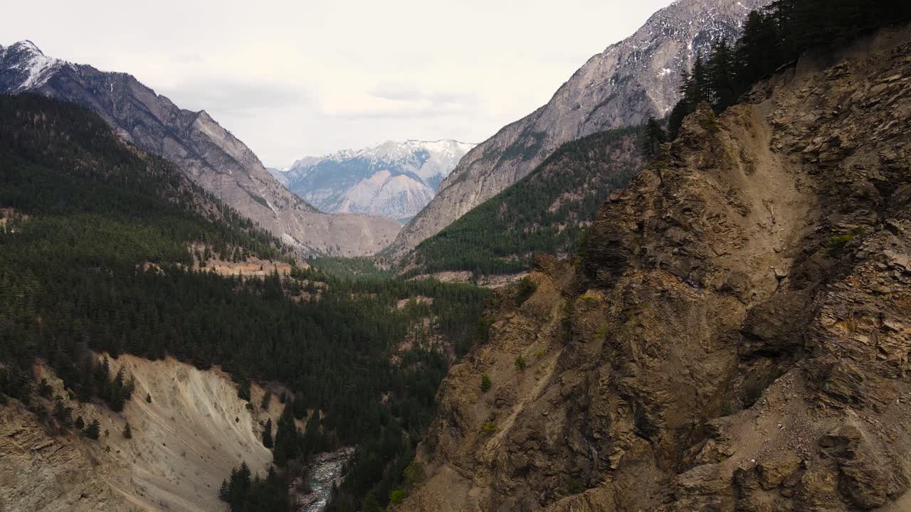 Cảnh quay drone từ trên không bay qua thung lũng hùng vĩ gần Hồ Duffey ở British Columbia.